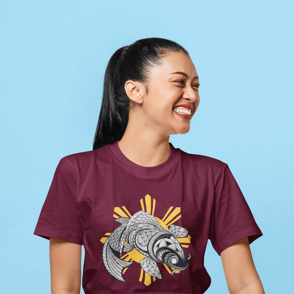 Unisex-T-Shirt mit Stammeskunst-Koi-Fisch und philippinischer Sonne