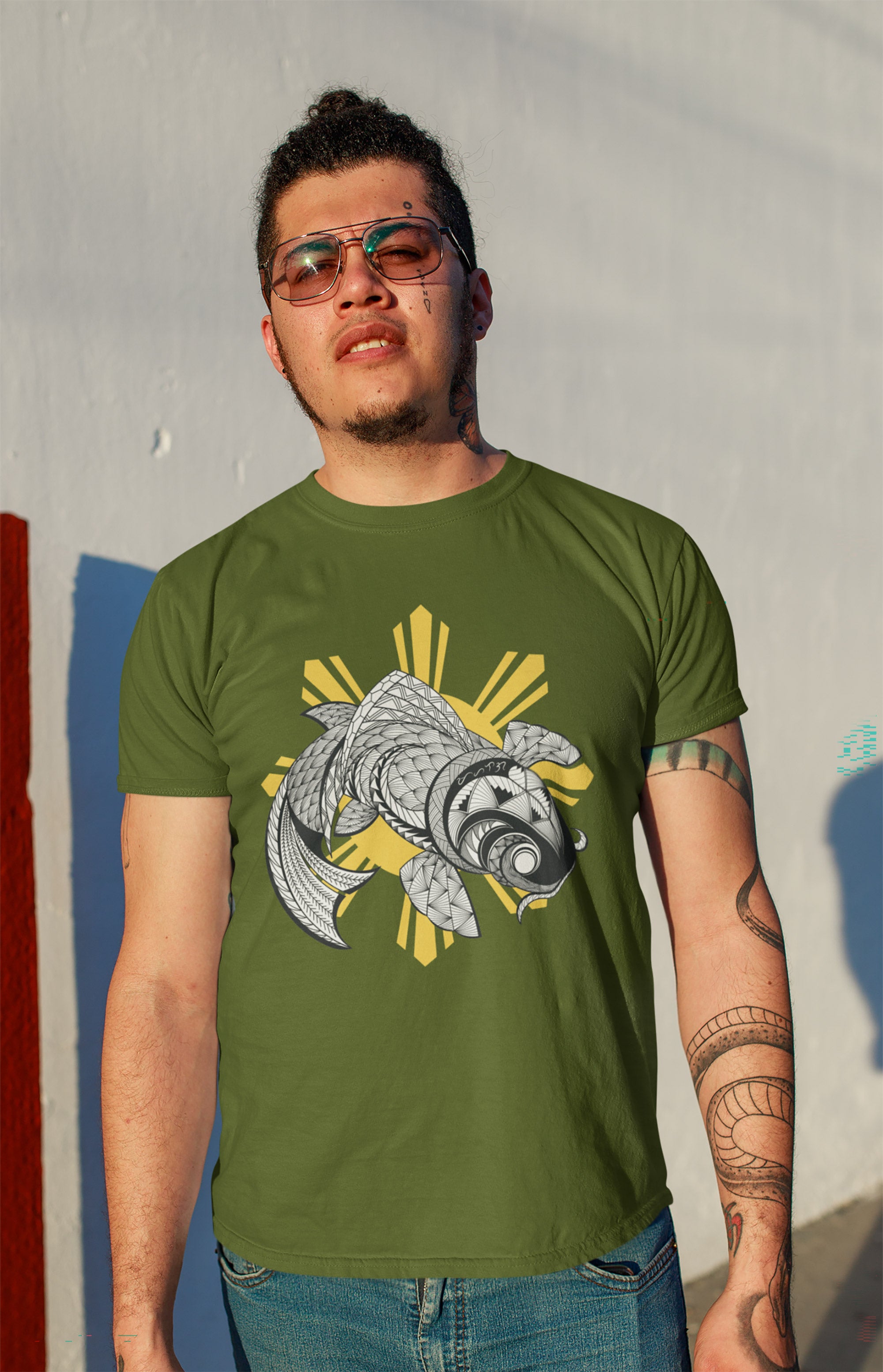 Unisex-T-Shirt mit Stammeskunst-Koi-Fisch und philippinischer Sonne